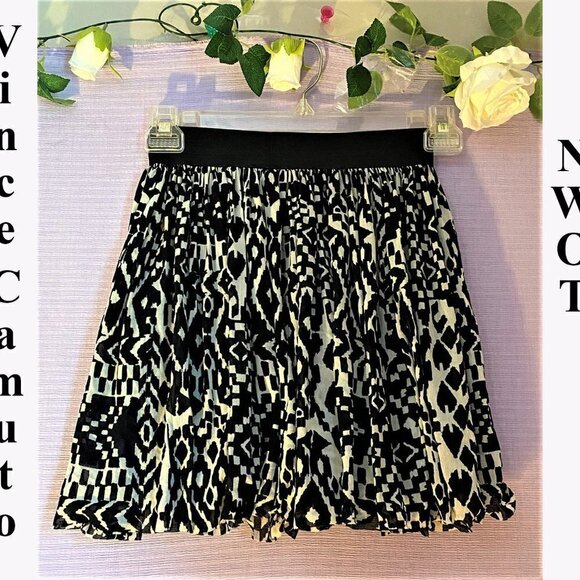 NWOT Vince Camuto Mini Skirt. Size Extra Small. - Picture 2 of 7